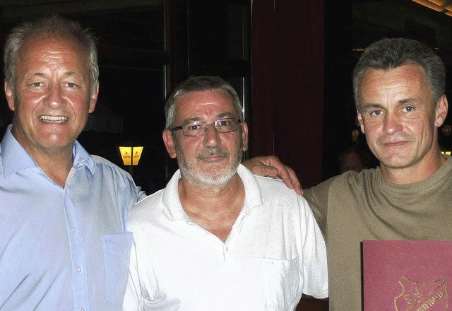 Rainer Uhl (Mitte) und Manfred Zimmerm...tive Mitgliedschaft im SV Au-Wittnau.   | Foto: Privat