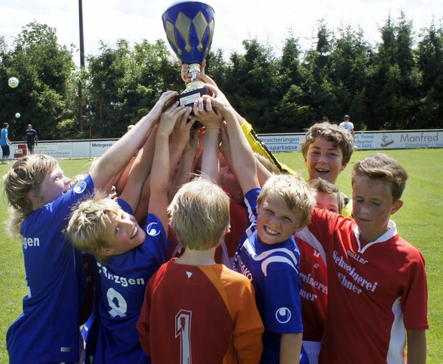 Die beiden Mannschaften der E-Jugend d...den errungenen Meistertitel erhielten.  | Foto: Reinhard Herbrig