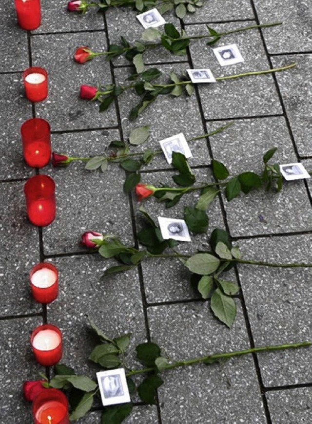 Bilder, Rosen und Kerzen erinnern auf ...nschlags auf ein Hotel in der Trkei.   | Foto: Privat