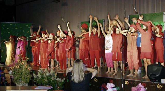 In knallroter Kleidung spielten die  Kinder das Musical Rotasia.   | Foto: Albiker