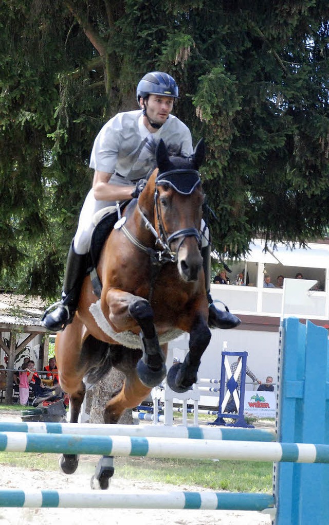 Spannende Sprnge: Tollen Pferdesport ... Lrrach) mit seinem Pferd Leporello.   | Foto: Maja Tolsdorf