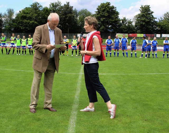 Gruppenbild mit Dame: FC-Vorsitzender ... des Promikickens im Wiesentalstadion.  | Foto: Anja Bertsch