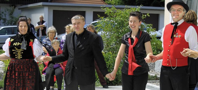 Spontan machten auch Pfarrer Ivan Hoya...222;Erzbischof Oskar Saier&#8220; mit.  | Foto: Cornelia Liebwein
