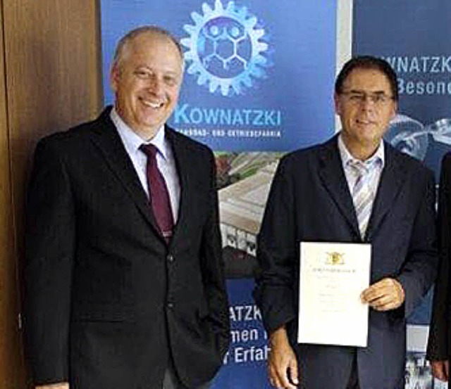 Michael Kownatzki (links) gratuliert W...Vkt zum 40-jhrigen Arbeitsjubilum.   | Foto: BZ