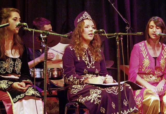 Das Saz-Orchester der Volkshochschule ... Kubra Er, Merve Mercan, Bahal Ulger.   | Foto: Martina David-Wenk