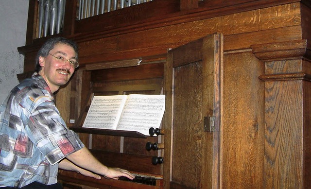 Dieter Lmmlin spielte bei der Orgelna...taurierten historischen Merklin-Orgel.  | Foto: Roswitha Frey
