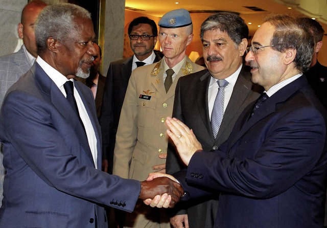Kofi Annan (links) schttelt  dem syri...sal Meqdad nach dem Treffen die Hand.   | Foto: AFP