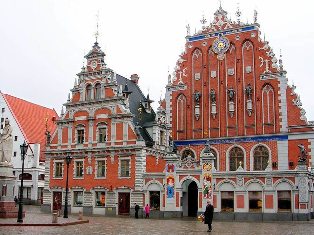 Die Innenstadt von Riga mit dem Schwarzhupterhaus   | Foto: dpa