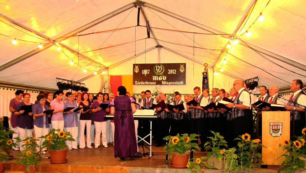 Der "Liederkranz" Wagenstadt zusammen mit dem Damenchor "Li-Chrchen" unter der Leitung von Maria Grigorenko am Festbankett-Abend.