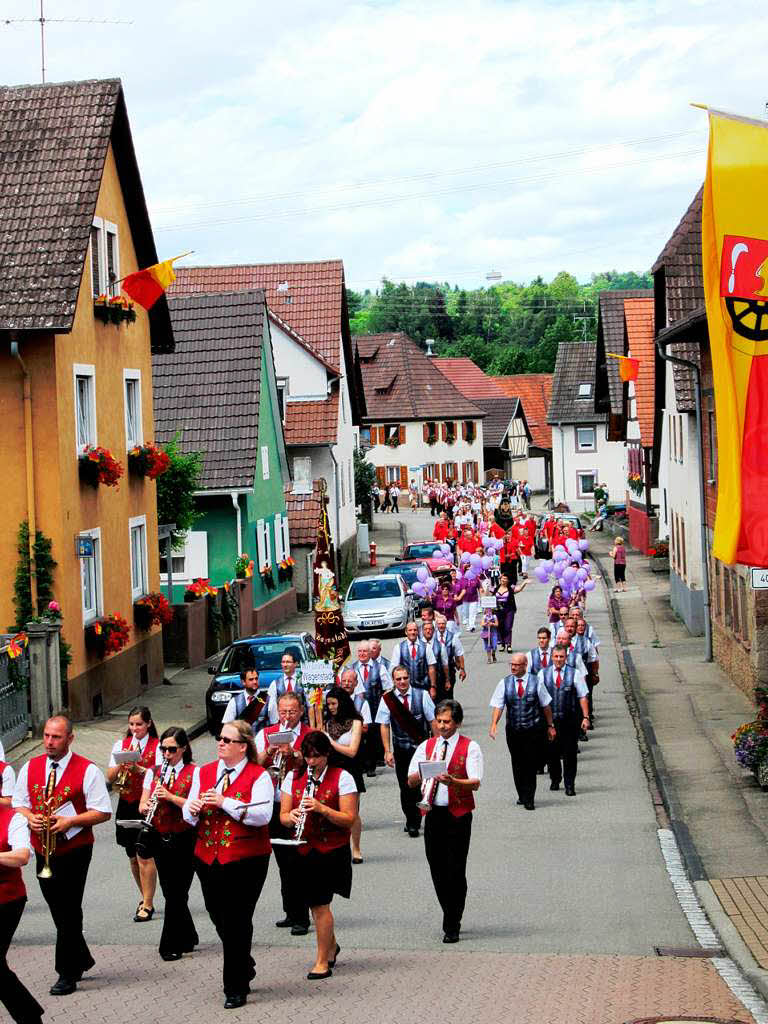 Groer Festumzug mit fast 300 Sngerinnen und Sngern - allen voran Musikverein Wagenstadt, dahinter der Jubelverein zusammen mit "Li-Chrchen" - bei herrlichstem Wetter am Sonntagnachmittag.