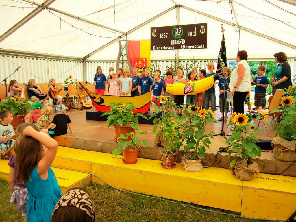 Kinderfest am Montagnachmittag: die Grundschler bei ihrem Lied "Theo, bitte mach mir ein Bananenboot"