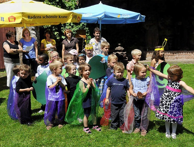 Die Kindergartenkinder warten auf ihre...r- und Kindergartenfest in Schuttern.   | Foto: Wolfgang Knstle