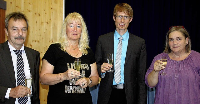 Auf eine gedeihliche Entwicklung der n...ende Gaby Renk mit einem Glas Sekt an.  | Foto: Walter Bronner