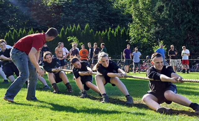 Die Mdels standen &#8222;ihren Mann&#8220; beim Tauziehturnier.   | Foto: JAcquelie Grundig