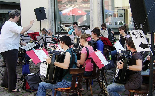 Viele Zuhrer erfreute der Akkordeoncl...n Open-Air-Konzert auf dem Marktplatz.  | Foto: Wolfgang Meyer