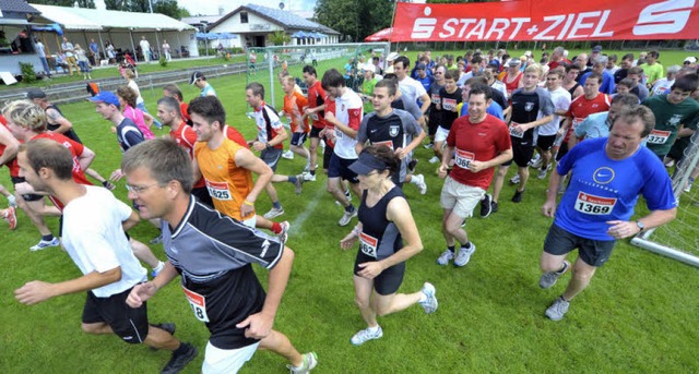 Vom Sportplatz an der Hochdorfer Stra... und Nordic Walker Richtung Mooswald.   | Foto: Michael Bamberger