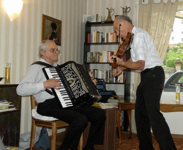 Abwechslungsreich:  Das Schweizer Duo ... bei seinem Auftritt im Caf Frulin.   | Foto: sarah trinler