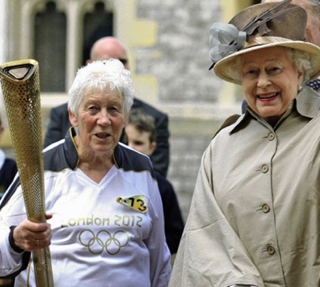 Die Queen (rechts) und eine Fackelluferin   | Foto: dapd