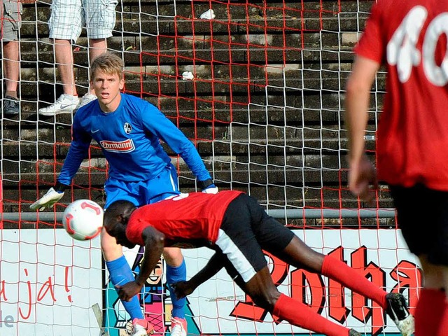 Kopfball &#8211; Tor? Weit gefehlt.  SC-Spieler Fallou Diagne klrt hier.   | Foto: heu