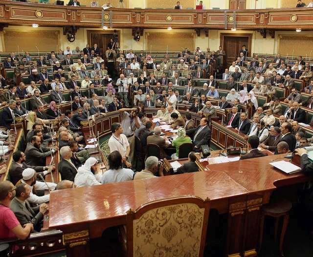 Eben noch gut besetzt &#8211; wenige M...: das gyptische Parlament am Dienstag  | Foto: AFP/dpa