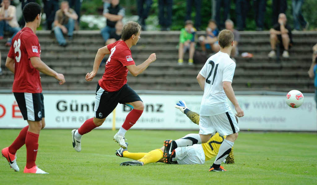 Der Weirusse Anton Putsila erzielte einen Treffer fr die Freiburger, was an sich schon eine berraschung fr sich ist. Wie er ihn erzielte, war vom Feinsten. Putsila tanzte die gesamte OFV-Abwehr aus und dpierte auch noch Keeper Streif.
