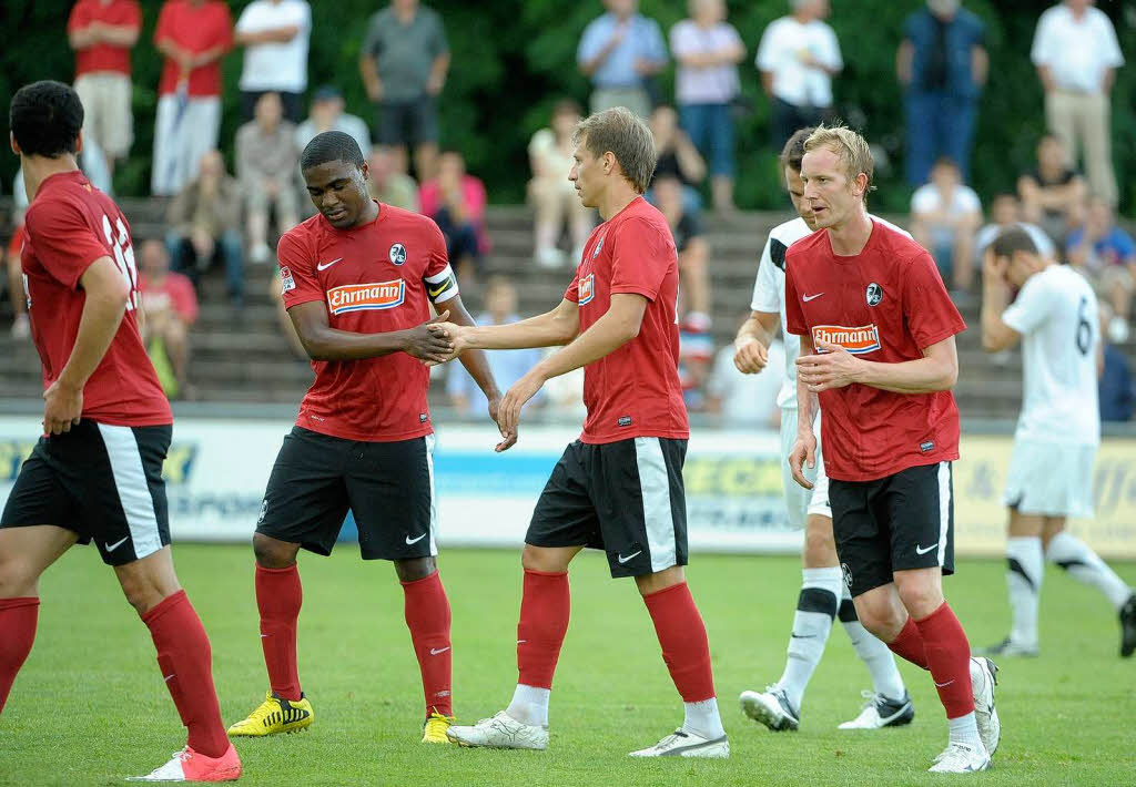 Der SC Freiburg besiegt den Offenburger FV mit 5:0.
