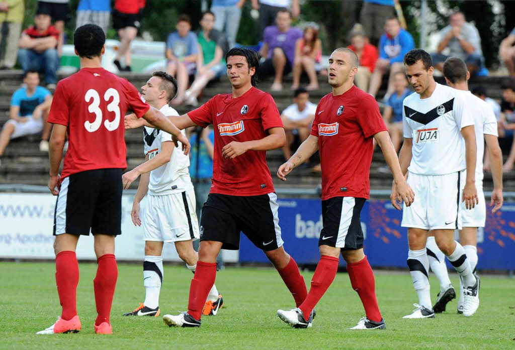 Der SC Freiburg besiegt den Offenburger FV mit 5:0.