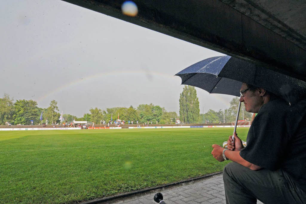 Nach 14 Minuten, der SC war gerade in Fhrung gegangen, war in Offenburg erst mal Schluss. Blitze zuckten, ein Gewitter zog herauf und die Zuschauer gingen in Sicherheit.