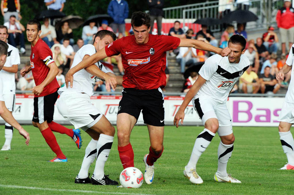 Der SC Freiburg besiegt den Offenburger FV mit 5:0.