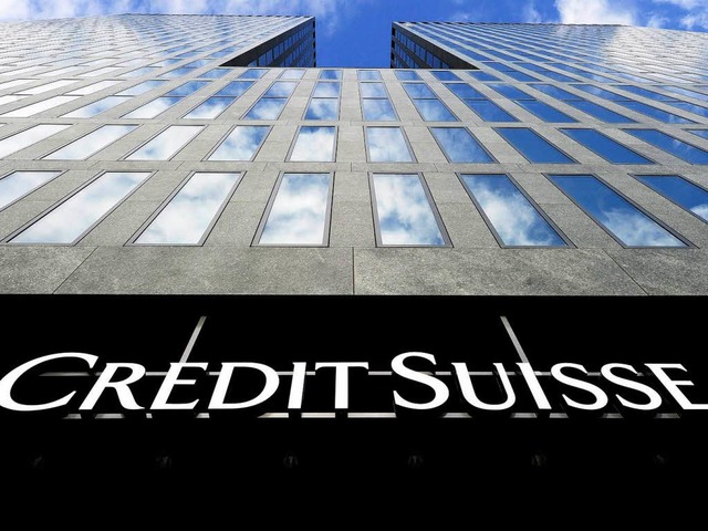 Schriftzug an einem Gebude der Credit Suisse in Oerlikon nahe Zrich.   | Foto: dpa