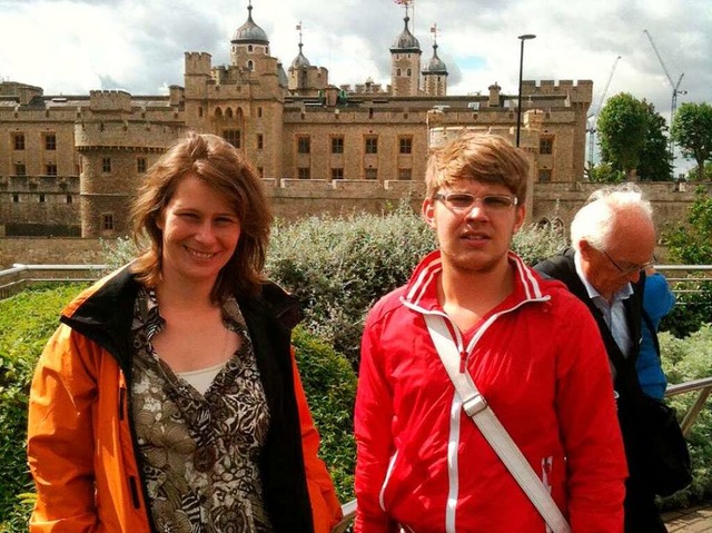 Anja und Sascha vor der imposanten Kulisse des Tower of London  | Foto: Birgit Herrmann