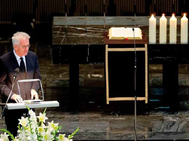 Baden-Wrttembergs Ministerprsident W...schmann in der Karlsruher Stadtkirche.  | Foto: dpa