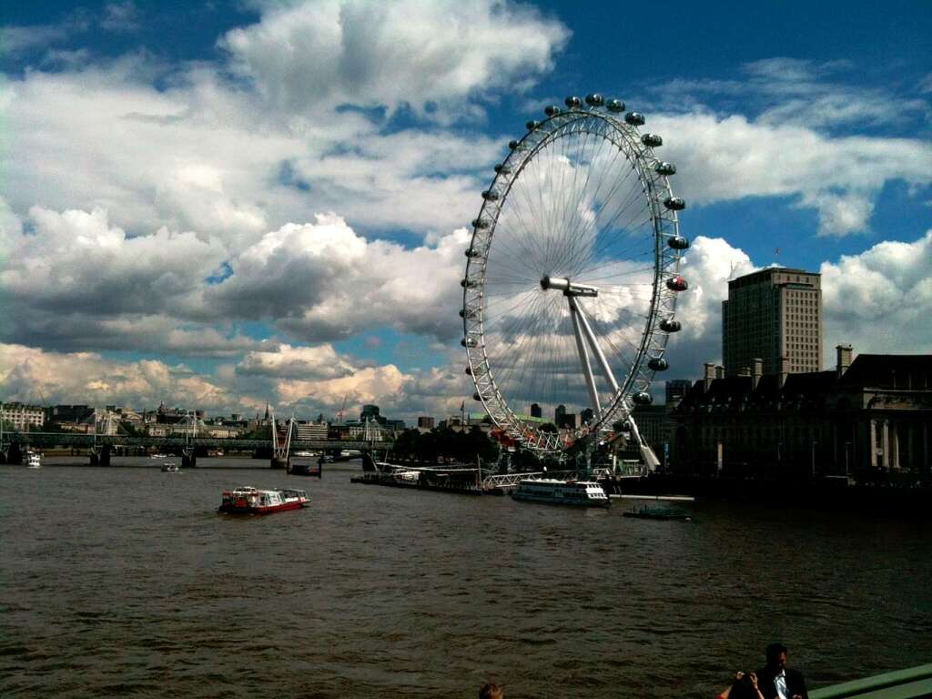 London dreht am Rad: Wir fahren am London Eye vorbei. Und das Wetter wird immer besser!