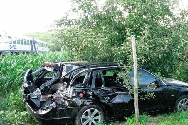 Regionalzug erfasst Auto auf Bahnbergang