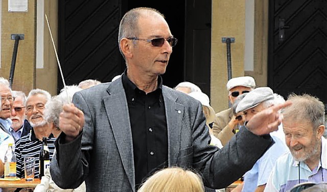 Pfarrer Josef Tnzler bernahm beim Pf...igentenstab beim Frhschoppenkonzert.   | Foto: Gert Brichta