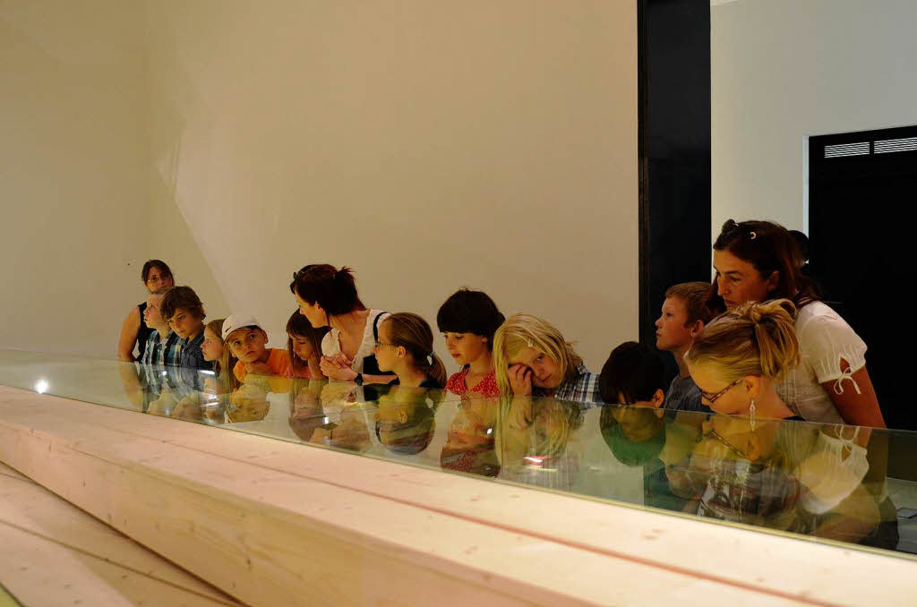 Viertklssler in der Ausstellung „Liebe deinen Nachbarn“ im Augustinermuseum. 