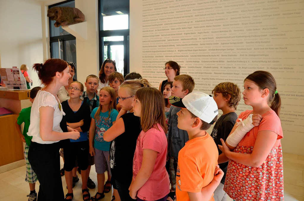 Viertklssler in der Ausstellung „Liebe deinen Nachbarn“ im Augustinermuseum. 