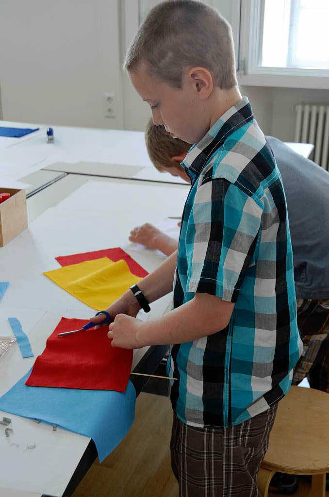 Dreilnder-Fahnen basteln im Freiburger Augustinermuseum. 