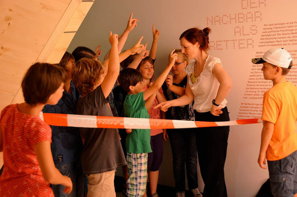 Viertklssler in der Ausstellung „Liebe deinen Nachbarn“ im Augustinermuseum. 