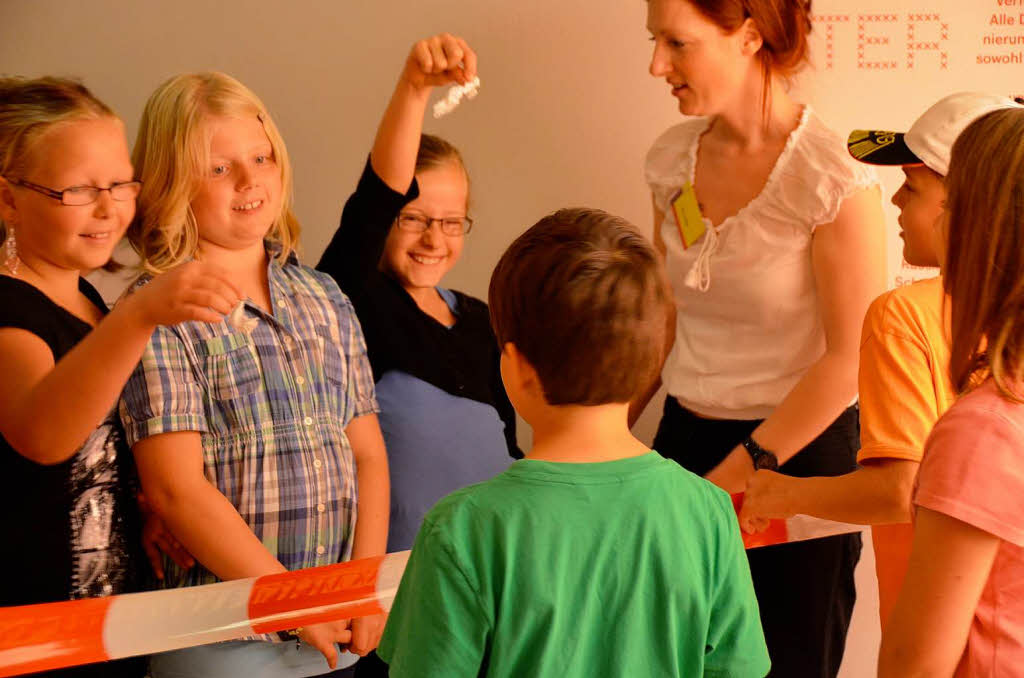 Viertklssler in der Ausstellung „Liebe deinen Nachbarn“ im Augustinermuseum. 