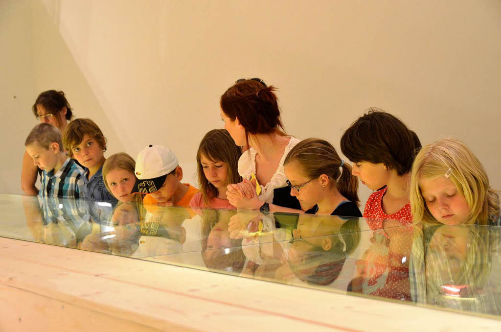 Dreilnder-Fahnen basteln im Freiburger Augustinermuseum. 