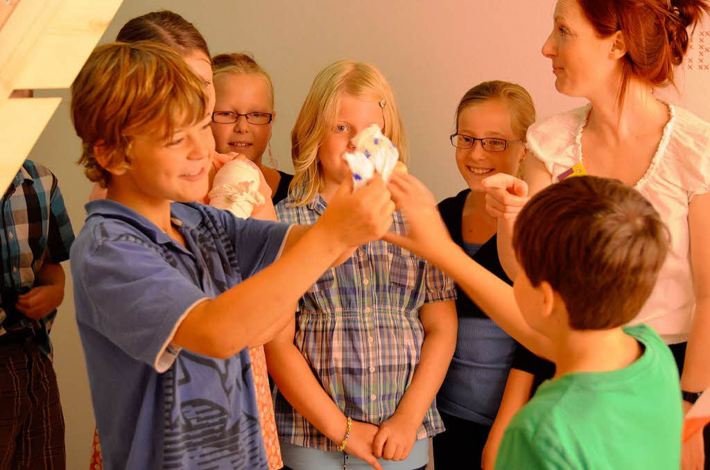 Viertklssler in der Ausstellung „Liebe deinen Nachbarn“ im Augustinermuseum. 