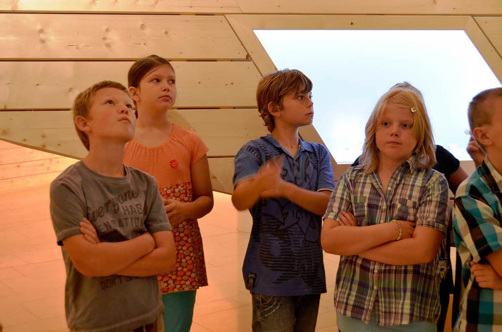 Viertklssler in der Ausstellung „Liebe deinen Nachbarn“ im Augustinermuseum. 