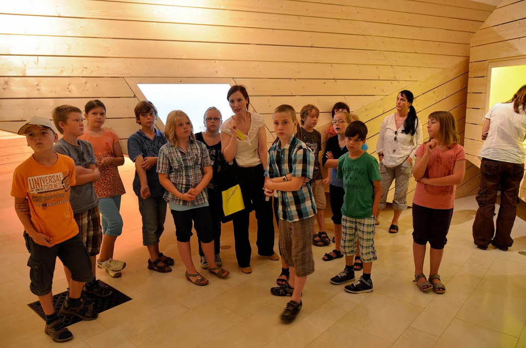 Viertklssler in der Ausstellung „Liebe deinen Nachbarn“ im Augustinermuseum. 
