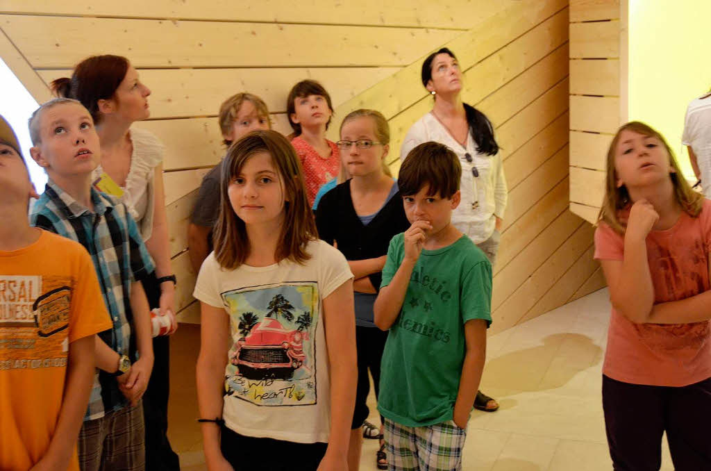 Viertklssler in der Ausstellung „Liebe deinen Nachbarn“ im Augustinermuseum. 