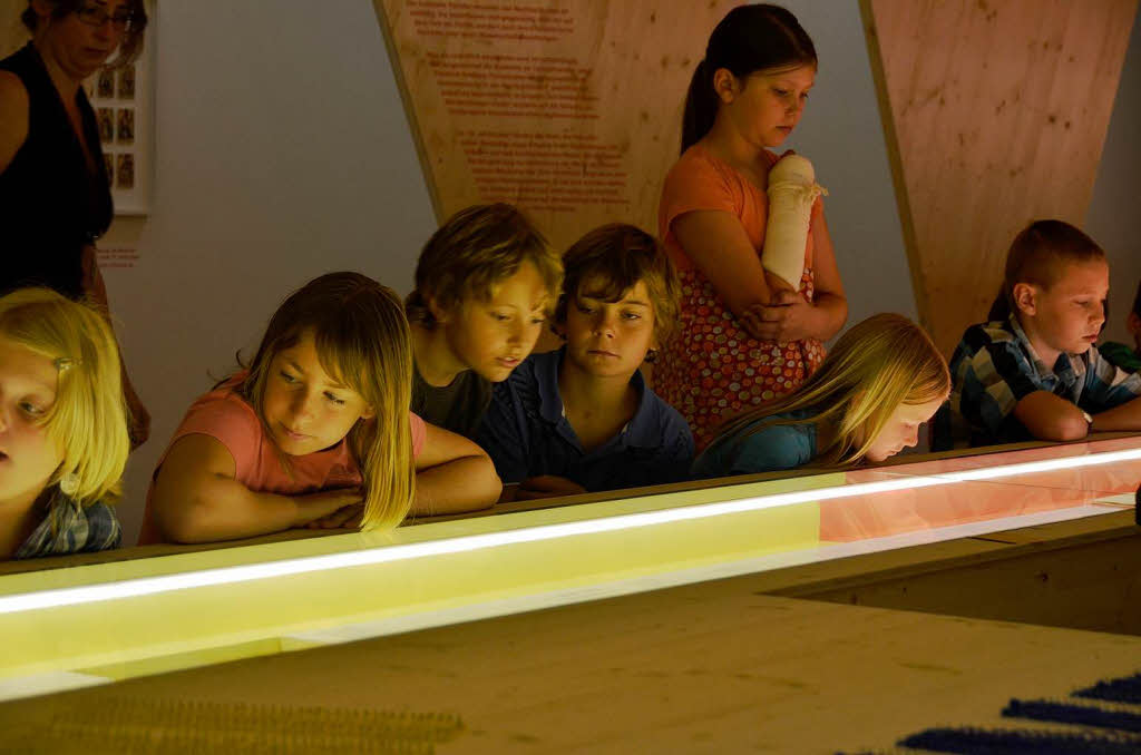 Viertklssler in der Ausstellung „Liebe deinen Nachbarn“ im Augustinermuseum. 