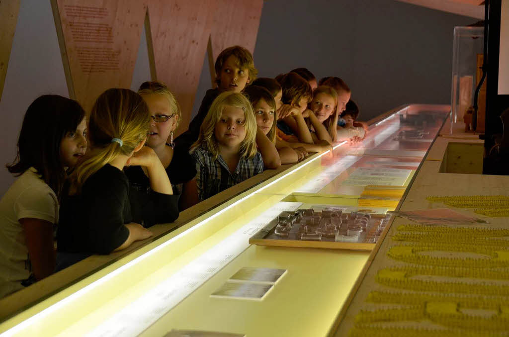 Viertklssler in der Ausstellung „Liebe deinen Nachbarn“ im Augustinermuseum. 