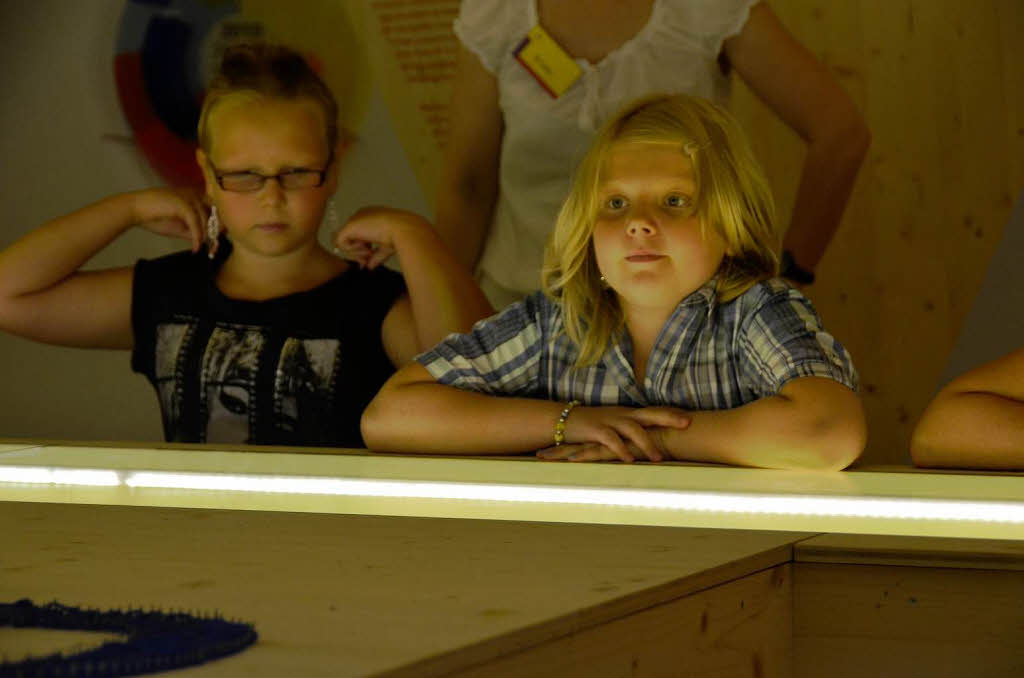 Viertklssler in der Ausstellung „Liebe deinen Nachbarn“ im Augustinermuseum. 