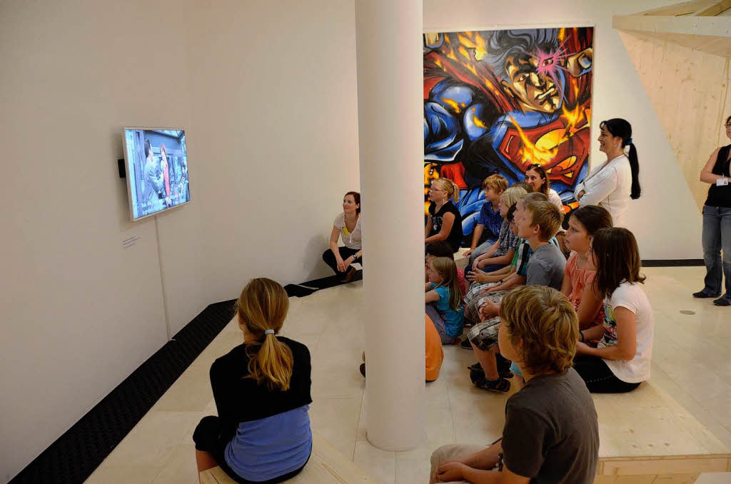 Viertklssler in der Ausstellung „Liebe deinen Nachbarn“ im Augustinermuseum. 