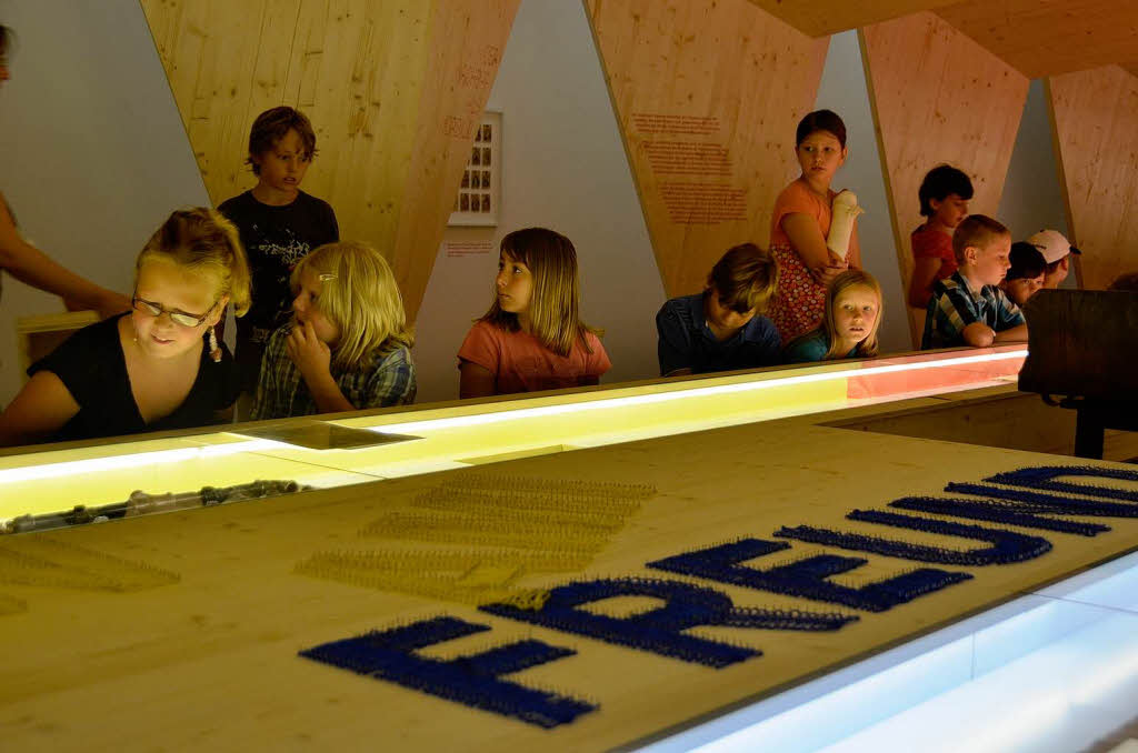 Viertklssler in der Ausstellung „Liebe deinen Nachbarn“ im Augustinermuseum. 